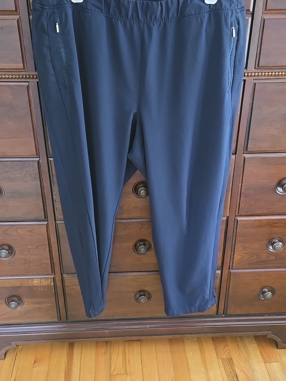 Chico's Pull On Cropped Pants in Navy  Size 4/18W
